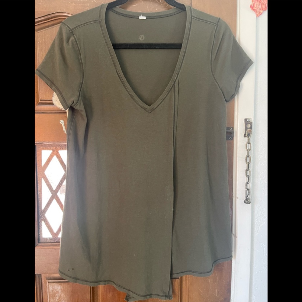 Lululemon khaki colored tee that splits in front